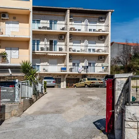 Rooms&apartments Zelux شقة