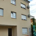 Rooms&apartments Zelux Διαμέρισμα *