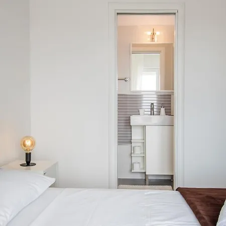 Rooms&apartments Zelux アパート