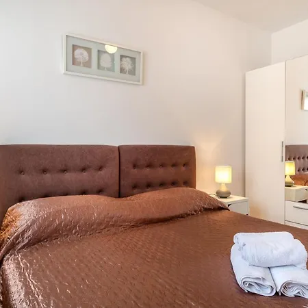Rooms&apartments Zelux Apartment *